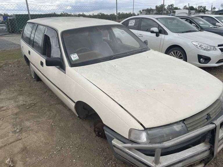 Unbelievable! Used Holden Commodores Found In Parking Lots! - 6xwaml8