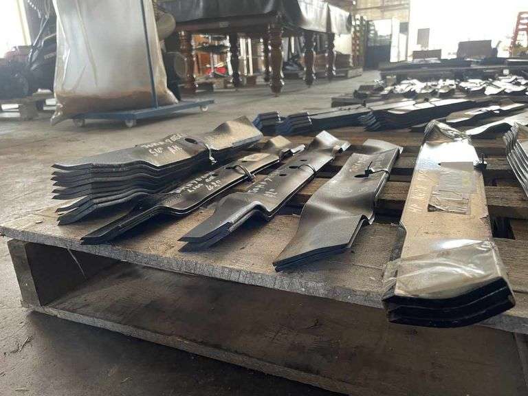 Assorted John Deere Blades TVAA Pty Ltd T/A Tomkins Valuers & Auctioneers