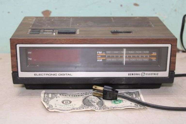 General Electric Clock Radio model 74640AOwner says it works Texas Online Auction House