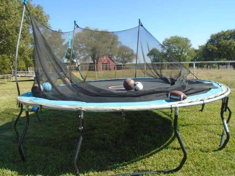 CASH ONLY Trampoline with safety net. Missing 4 bars for safety net