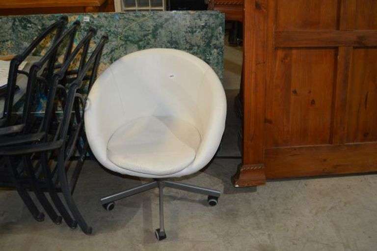 WHITE LEATHER SWIVEL EGG STYLE DESK CHAIR Texas Online Auction House