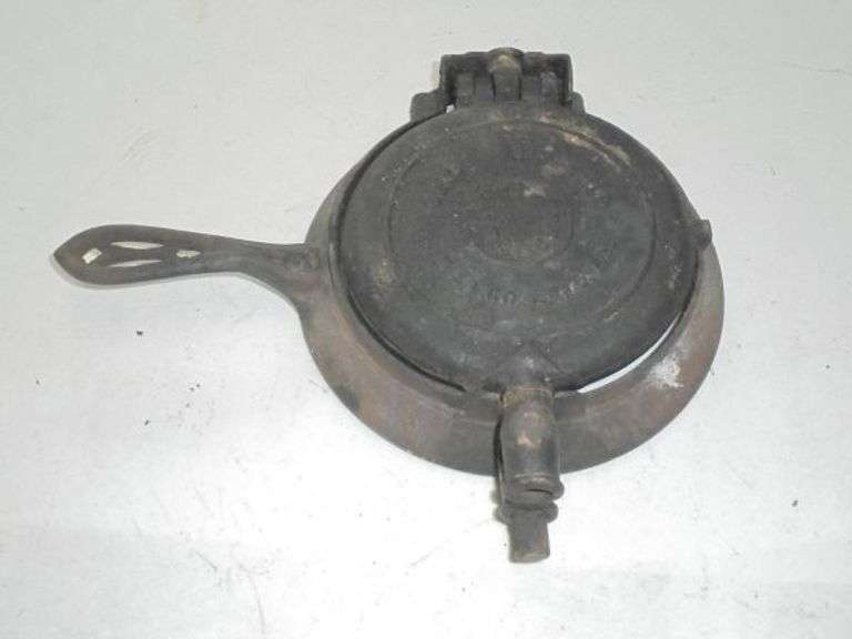 Vintage cast iron waffle maker. Texas Online Auction House