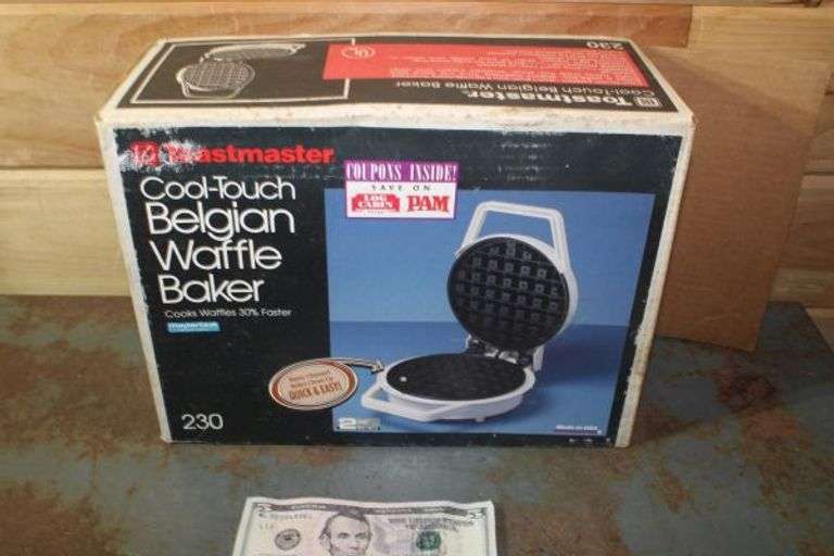 Vintage Toastmaster CoolTouch Belgian Waffle baker with original box