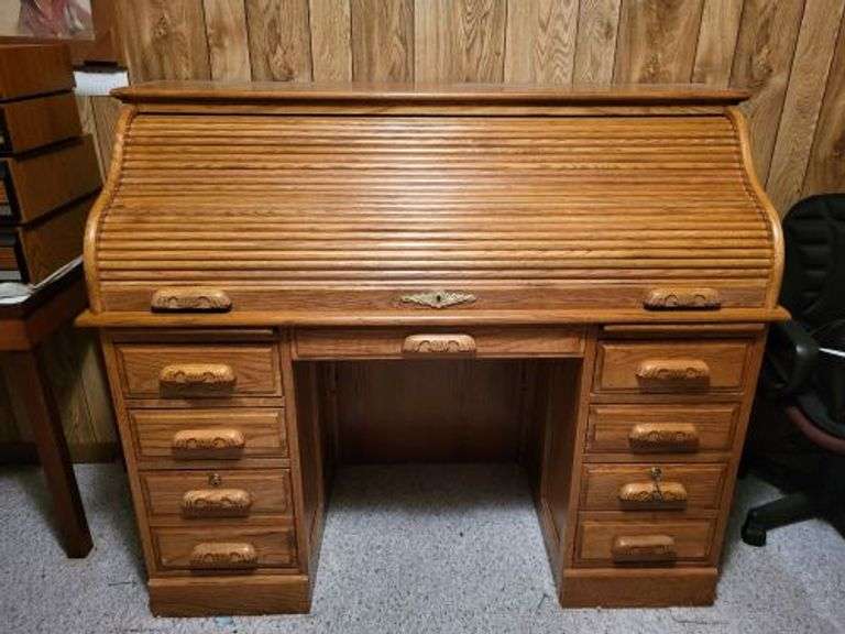 Roll Top Desk. Key for one drawer. ( see additional Photo). Bring help to load. cash only