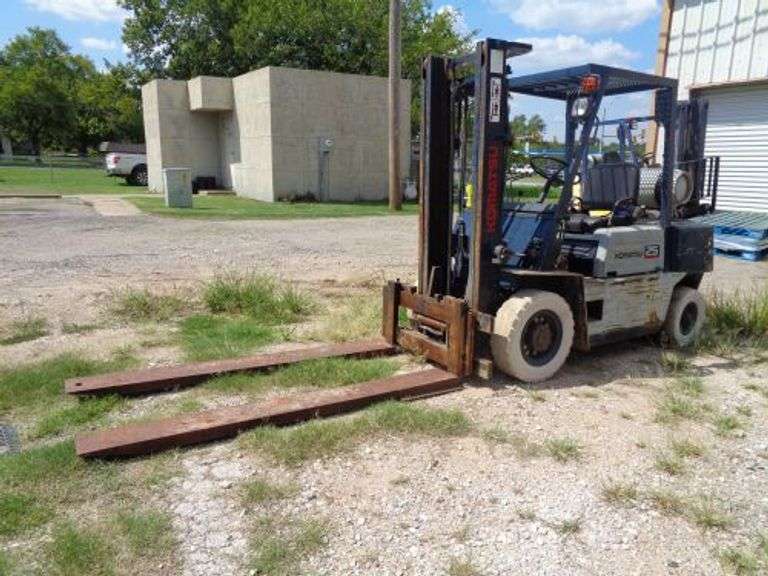 KOMATSU 25 Forklift. Brakes out, but parking brake works. Lifts, tilts
