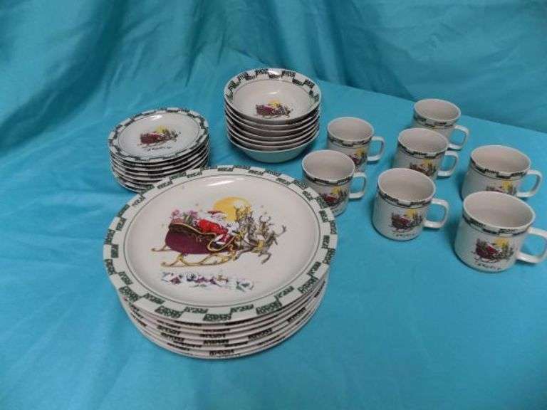 Very cute heavy service for 8 Christmas dishes missing 1 cup Texas