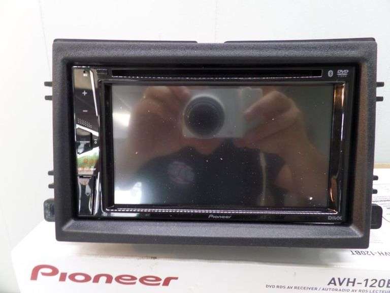 Nice Pioneer AVH-120BT Car Stereo! Complete w/Wiring Harness and box