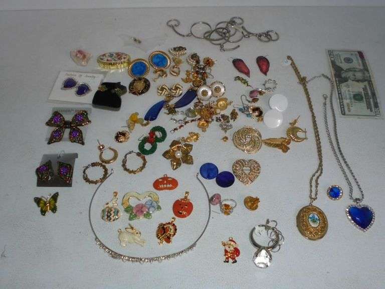 Costume Jewelry lot. Texas Online Auction House