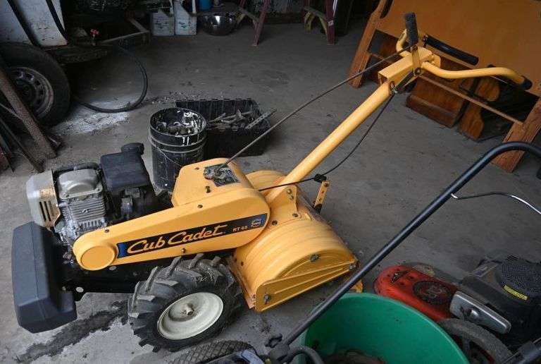 Cub Cadet RT65 Rear Tine Tiller in Good Condition. This tiller has not