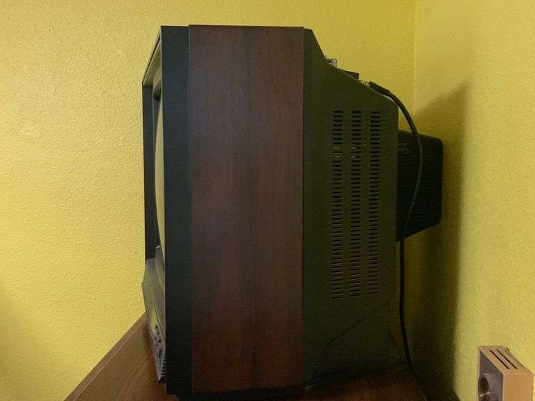 Box Television 20” United Edge Real Estate & Auction