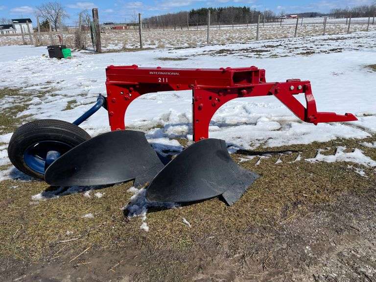 International 211 2Bottom Fast Hitch Plow United Edge Real Estate