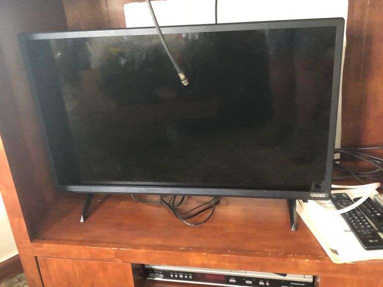 Entertainment Center, 32” Vizio TV & VHS/DVD Player United Edge Real