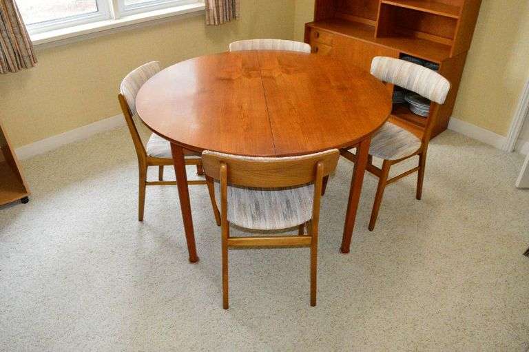 Dining Room Table /w Jackknife Leaf & VanKlaveren Auctions Inc.