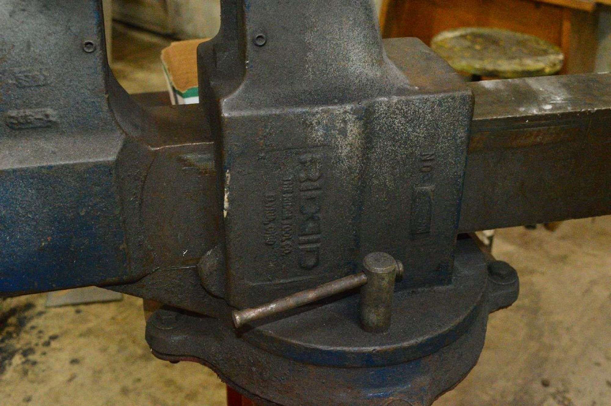 Heavy Duty 6" Swivel Vise on Heavy Stand - VanKlaveren Auctions Inc.