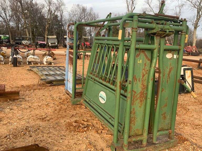 Powder River Squeeze Chute w/ Priefert Vet Cage Witcher Farms