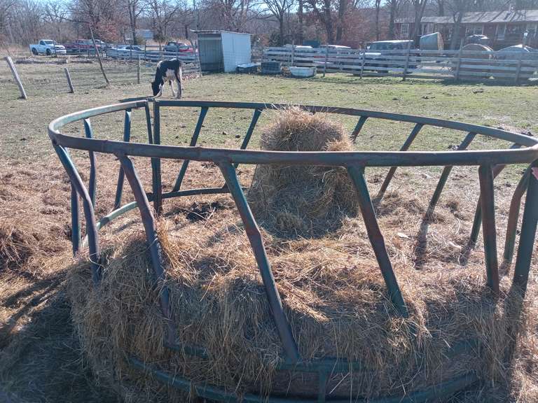 Round bale feeder Wolfe Auction & Realty, LLC