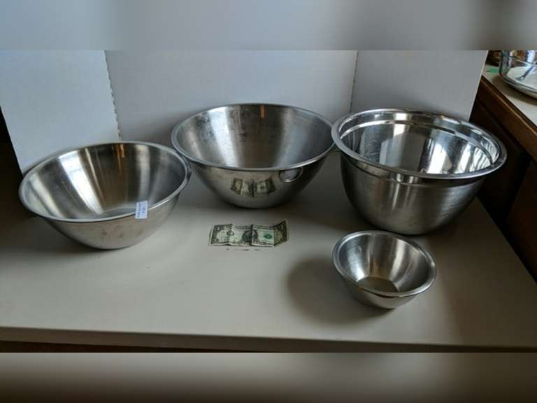 Metal mixing bowls Wolfe Auction & Realty, LLC
