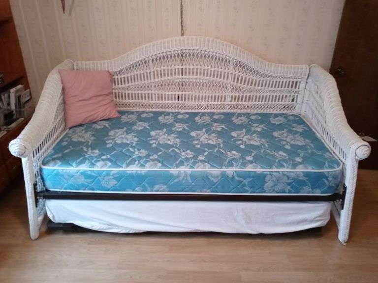 Wicker daybed with trundle Wolfe Auction & Realty, LLC