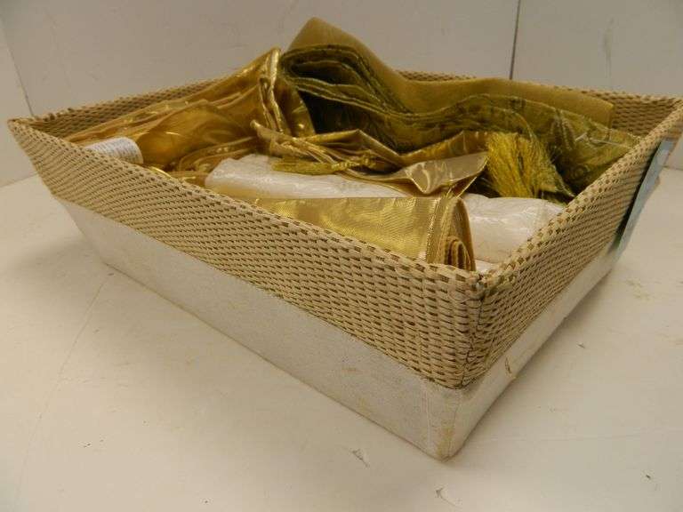 Basket with Jar Runners