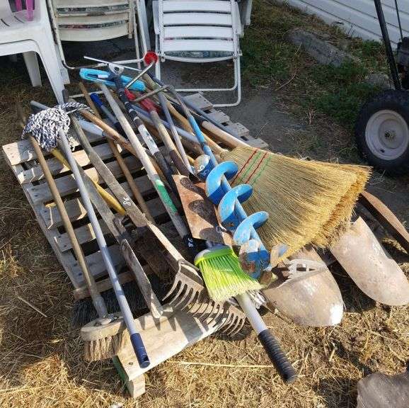 GARDEN TOOLS, ICE AUGER, POST HOLE DIGGER Wild Rose Auction Services