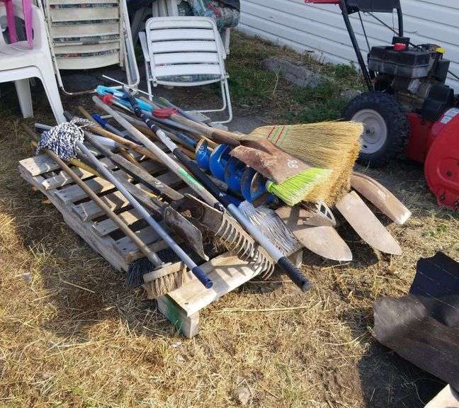 GARDEN TOOLS, ICE AUGER, POST HOLE DIGGER Wild Rose Auction Services