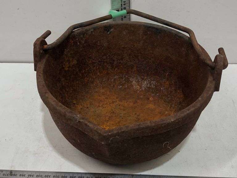 CAST IRON CAULDRON 7 1/2" X 4 1/4"