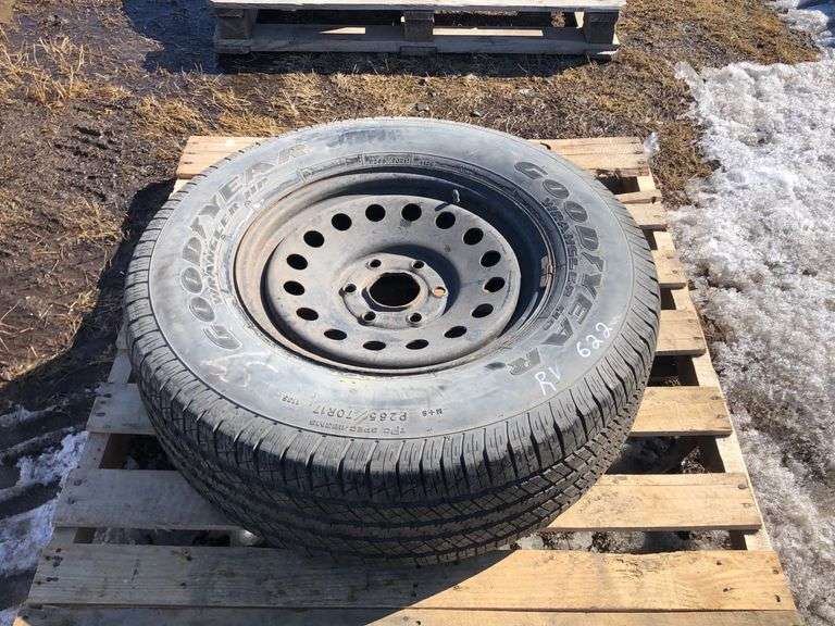 1 GOODYEAR WRANGLER HP TIRE ON 6 BOLT RIM, TIRE SIZE P265/70R17 113S