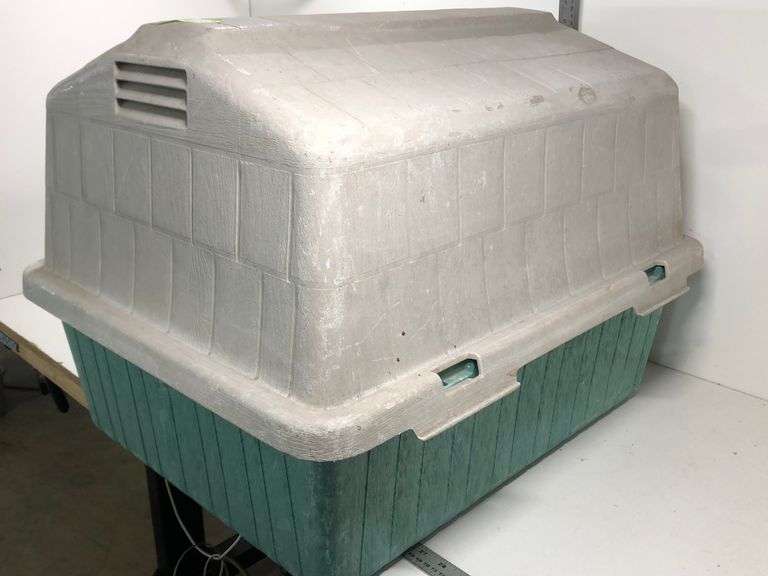 TOP PAW DOG HOUSE, APPROX 28" L X 21"W X 20"H Wild Rose Auction Services