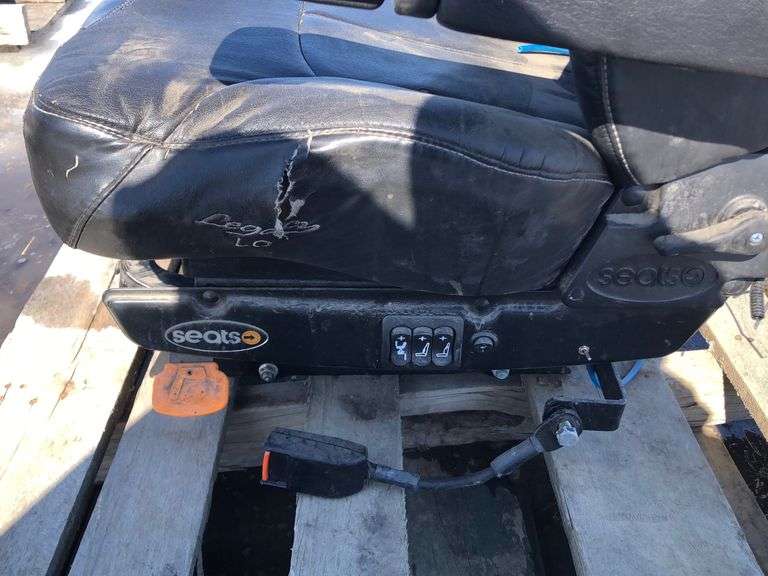 LEGACY AIR RIDE SEAT APPROX 2' W X 2' D X 4' H Wild Rose Auction Services