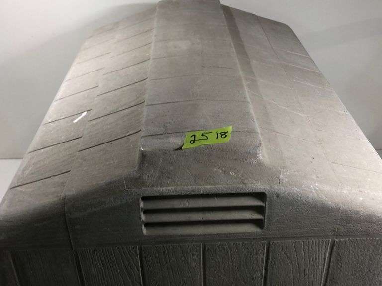 TOP PAW DOG HOUSE, APPROX 28" L X 21"W X 20"H Wild Rose Auction Services