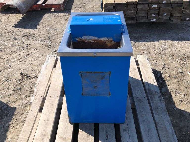 UFA LIVESTOCK WATERER MODEL EEF50R, 2' W X 2' H X 1' D Wild Rose