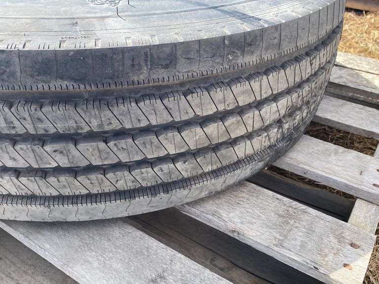 TIRE AND RIM FROM A MOTORHOME, 8 BOLT RIMS, MICHELIN X 245/70R19.5