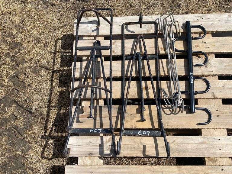 2 FOLDABLE SADDLE RACKS, APPROX. 2'X1/2', 4 TACK HOOKS, APPROX. 1