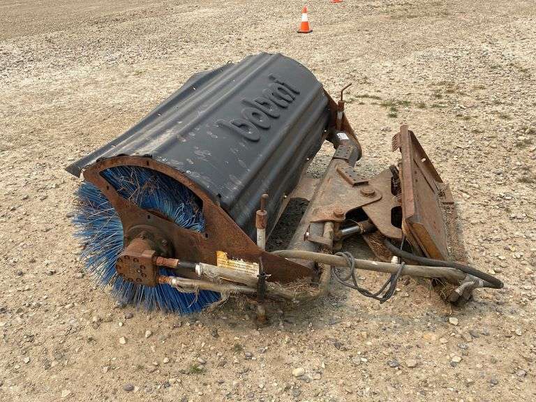 BOBCAT SWEEPER, NEW BRUSHES, MODEL 68 ANGLE BROOM, SN 231313297, 6