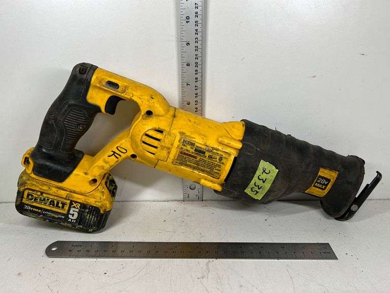 DEWALT DCS380 RECIPROCATING SAW C/W 20V MAX BATTERY. Wild Rose