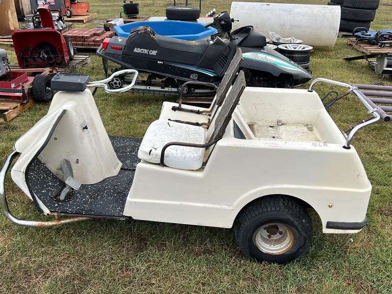 HARLEY DAVIDSON 3 WHEEL GOLF CART, GAS ENGINE, SN 3B10613J1 TIRES 18X8