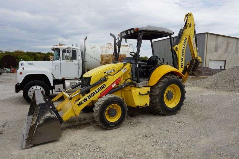 New Holland B95C backhoe 3 extra buckets 2012 with 2180 hrs. World