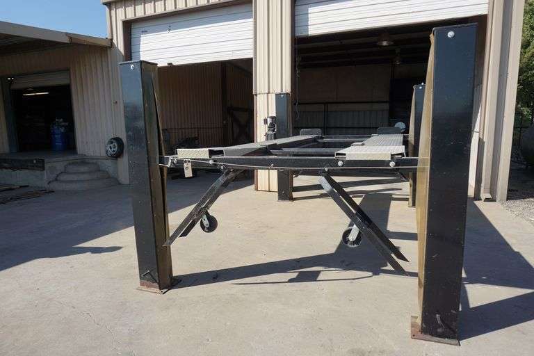 4 post air over hydraulic auto lift World Wide Auction Inc
