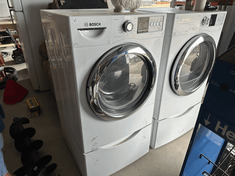 Bosch front load washer and pedestal - World Wide Auction Inc