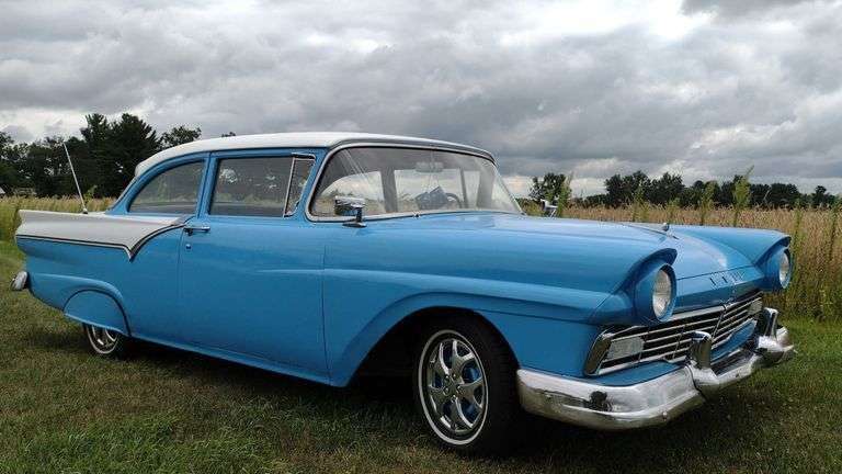 770 - Yoder Classic Cars, Tractors and Memorabilia Auction in Caledonia, Minnesota