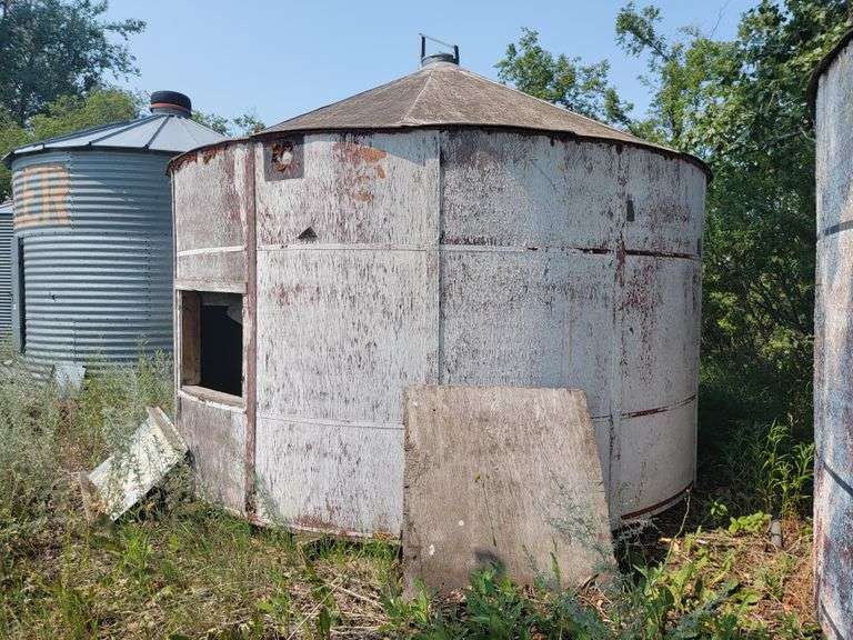 1350 Grain Bin on new plywood floor Yorkton Auction Centre