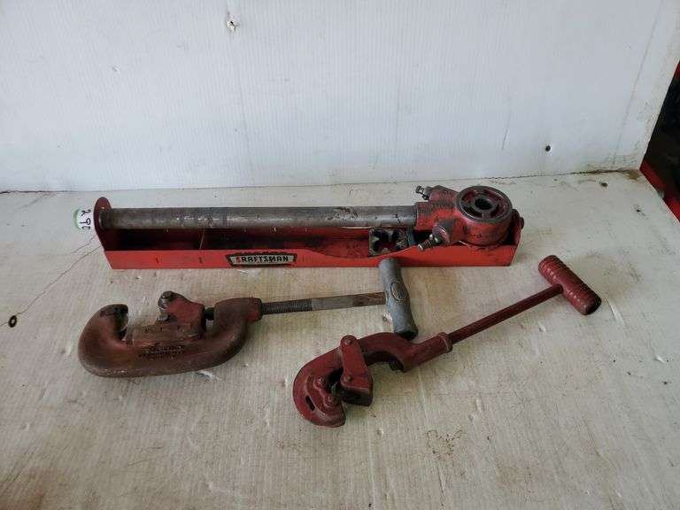 Craftsman pipe threader, 2 pipe cutters Yorkton Auction Centre
