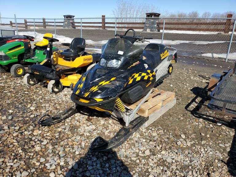 2004 Skidoo Summit 800 Snowmobile 2BPS221562V000013 Yorkton Auction