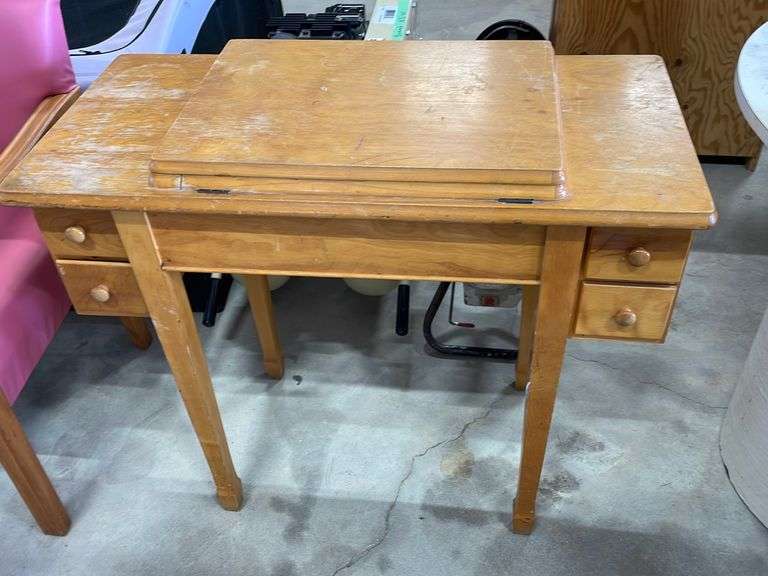 Sewing Machine / Table Yorkton Auction Centre