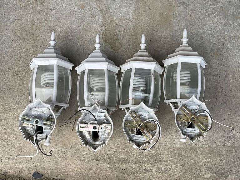 4 Exterior Lights Yorkton Auction Centre
