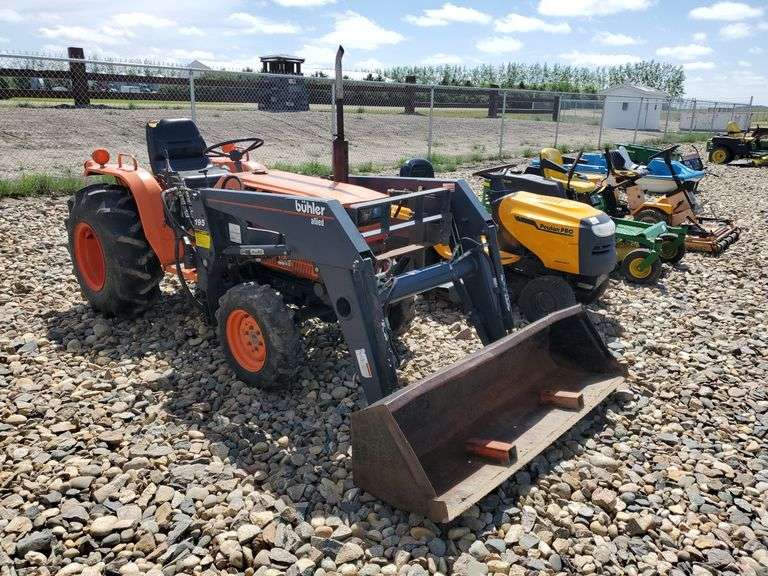 B8200 Kubota 4WD W/ Front End Loader Yorkton Auction Centre