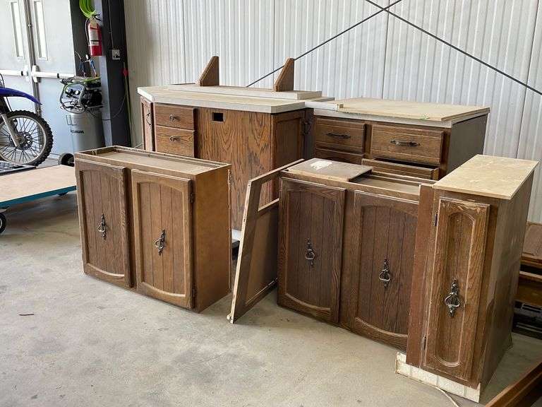 Kitchen / Cupboards & Island Yorkton Auction Centre