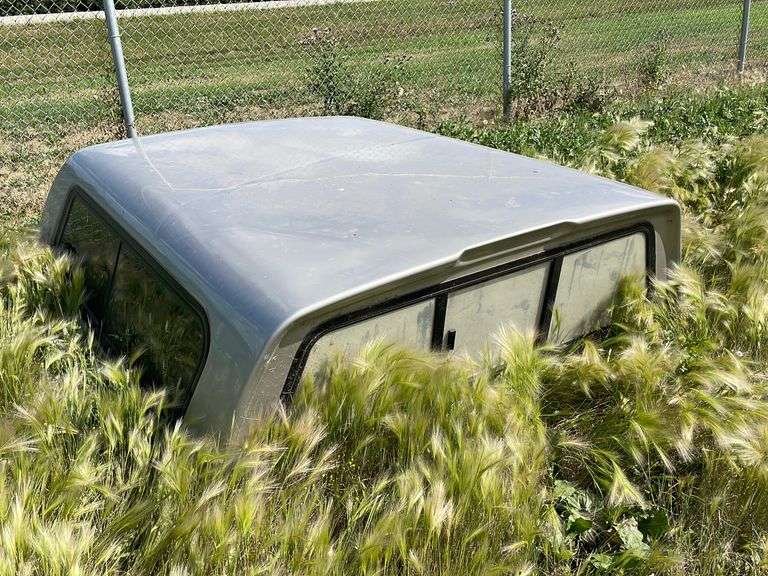 7' Truck Topper Off 2004 GMC Truck Yorkton Auction Centre