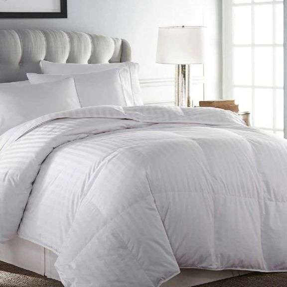 DOWNLITE EUROPEAN WHITE GOOSE DOWN COMFORTER KING Yorkton Auction Centre