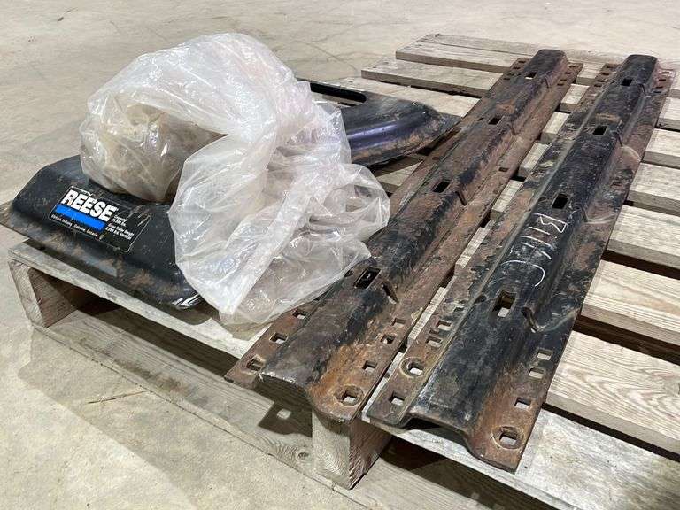 Fifth Wheel Trailer Hitch / Rails & Bolts Yorkton Auction Centre